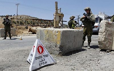 Illustrative photo of IDF soldiers guarding a West Bank checkpoint, August 16, 2016. (Wisam Hashlamoun/Flash90)