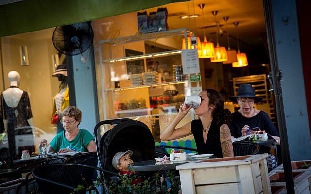Israelis drink coffee at a cafe on Dizengoff Street in Tel Aviv on October 13, 2016. (Photo by Miriam Alster/FLASH90) Israelis drink coffee at a cafe on Dizengoff Street in Tel Aviv on October 13, 2016. (Photo by Miriam Alster/FLASH90)
