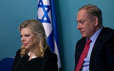 Prime Minister Benjamin Netanyahu and his wife Sara at his office in Jerusalem, on December 21, 2016. (Ohad Zweigenberg/Pool)