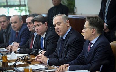 Prime Minister Benjamin Netanyahu leads the weekly cabinet meeting at the Prime Minister office in Jerusalem on January 1, 2017. (Alex Kolomoisky/Pool)
