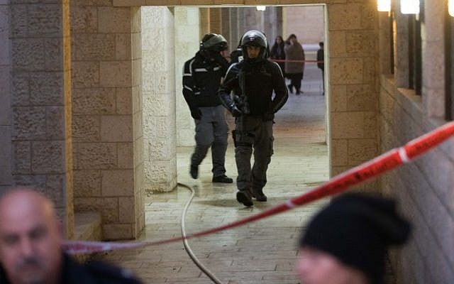 Police and rescue forces at the scene where a woman and four children were killed in a fire at an apartment in Jerusalem on Sunday afternoon, in what police suspect was a murder-suicide. January 01, 2017. (Yonatan Sindel/Flash90)