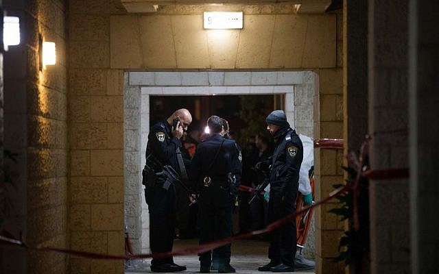 Police and rescue forces at the Jerusalem apartment building where a woman apparently killed her four children before taking her own life on January 1, 2017. (Yonatan Sindel/Flash90)