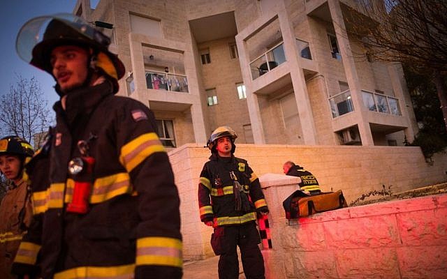 Police and rescue forces at the scene where a woman and four children were killed in a fire, in what police suspect was a murder-suicide at an apartment in Jerusalem, January 1, 2017. (Yonatan Sindel/Flash90) Police and rescue forces at the scene where a woman and four children were killed in a fire, in what police suspect was a murder-suicide at an apartment in Jerusalem, January 1, 2017. (Yonatan Sindel/Flash90)