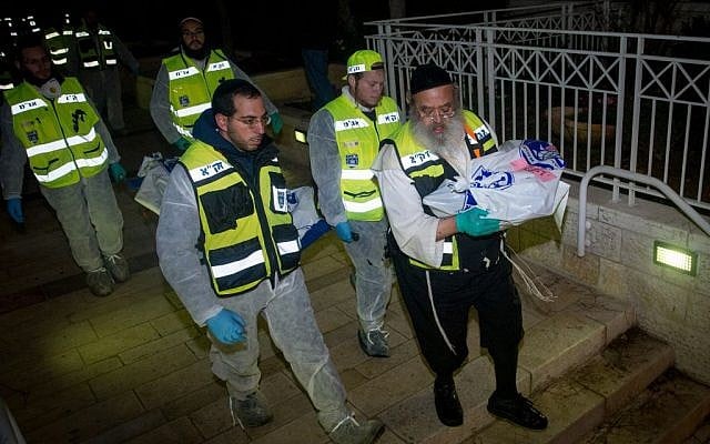 Rescue personnel carry the bodies of family members at the scene where a woman and her four children were killed in an apartment in Jerusalem on Sunday afternoon, in what police suspect was a murder-suicide, on January 1, 2017 (Yonatan Sindel/Flash90) Rescue personnel carry the bodies of family members at the scene where a woman and her four children were killed in an apartment in Jerusalem on Sunday afternoon, in what police suspect was a murder-suicide, on January 1, 2017 (Yonatan Sindel/Flash90)
