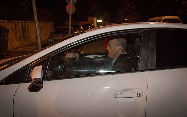 Police investigators arrive at the Prime Minister's Residence in Jerusalem on January 2, 2017 to question Prime Minister Benjamin Netanyahu on suspicions of receiving illicit benefits. (Hadas Parush/Flash90)