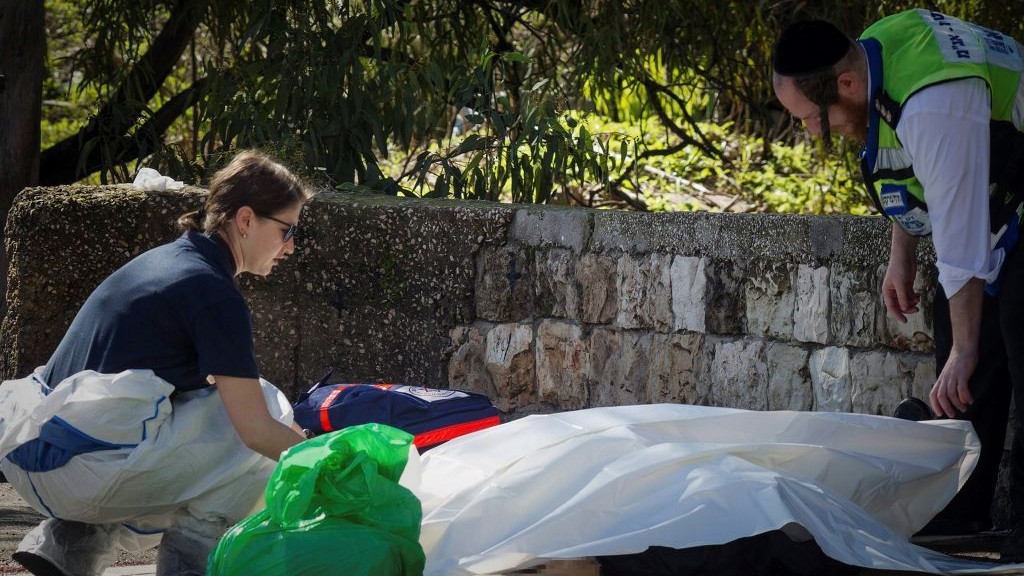 Forensic examiners investigate the scene were a man was murdered after unknown gunmen opened fire, killing one person, in Haifa January 3, 2017. (Meir Vaknin/Flash90) Forensic examiners investigate the scene were a man was murdered after unknown gunmen opened fire, killing one person, in Haifa January 3, 2017. (Meir Vaknin/Flash90)