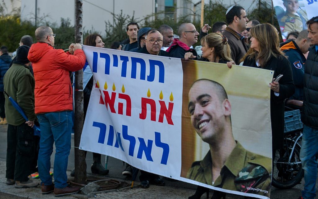 Supporters of Elor Azaria, the Israeli soldier, who shot a Palestinian terrorist in Hebron, demonstrate outside defense HQ in Tel Aviv on January 4, 2017 (Flash90)