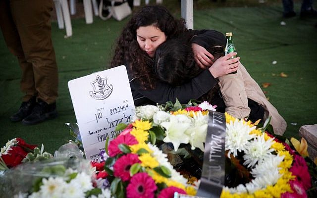 f170109hp001 Family and friends mourn at the funeral of IDF Lieutenant Yael Yekutiel at the military cemetery Kiryat Shaul, outside of Tel Aviv, January 9, 2017. (Hadas Parush/Flash90)