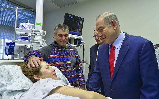 IDF soldier Dana Ophir, who was wounded in a terror attack the day before, is visited by Prime Minister Benjamin Netanyahu at Hadassah Medical Center, in Jerusalem, January 9, 2017. (Kobi Gideon/GPO)