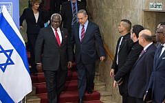 Benjamin Netanyahu, right, with Sierra Leone president Ernest Bai Koroma in Jerusalem on January 11, 2017. (Emil Salman/Pool)