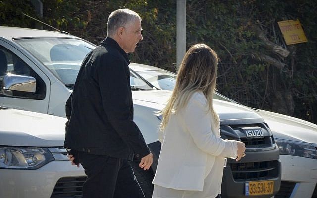 Yedioth Ahronoth publisher Arnon Mozes arrives for investigation at the Lahav 433 police investigation unit in Lod on January 16, 2017. Ben Drori/Flash90)