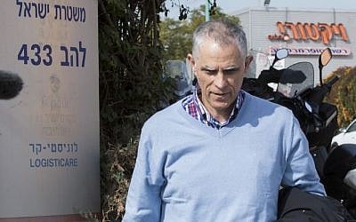 Publisher and owner of Yedioth Aharonoth newspaper Arnon "Noni" Mozes arrives for questioning in the so-called 'Case 2000' police investigation at the Lahav 433 investigation unit, in Lod, January 17, 2017. (Roy Alima/Flash90) 