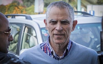 Publisher and owner of Yedioth Aharonoth newspaper Arnon "Noni" Mozes arrives for questioning at the Lahav 433 investigation unit in Lod on January 17, 2017. (Roy Alima/Flash90) Publisher and owner of Yedioth Aharonoth newspaper Arnon "Noni" Mozes arrives for questioning at the Lahav 433 investigation unit in Lod on January 17, 2017. (Roy Alima/Flash90)