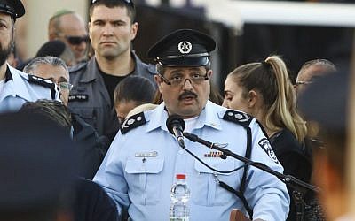 Israel Police Chief Roni Alsheich speaks at the funeral of 1st Sgt. Erez Levi in Yavneh on January 18, 2017. (Flash90)