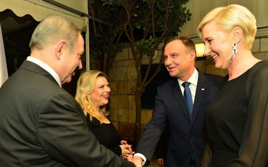 Prime Minister Benjamin Netanyahu (left) and his wife, Sara, host Polish President Andrzej Duda (second from right) and his wife, Agata Kornhauser, at the president's residence in Jerusalem on January 18, 2017. (Kobi Gideon/GPO)