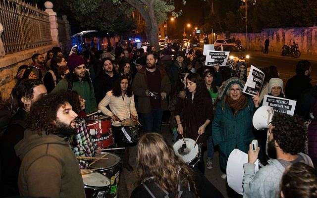 Israelis attend a protest against demolition of Bedouin homes in the village of Umm al-Hiran, outside the Prime Minister's Office in Jerusalem on January 18, 2017. (Yonatan Sindel/FLASH90)