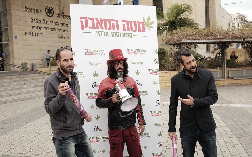 Television host Guy Lerer (R) joins a pro-marijuana legalization protest outside the police headquarters in Tel Aviv on January 26, 2017 (Photo by Tomer Neuberg/Flash90)
