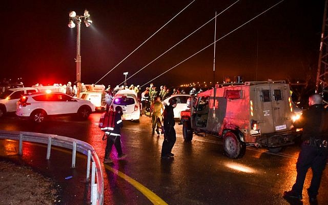 Israeli rescue forces and security forces at the scene of a fatal bus accident near Ma'aleh Levona, in the West Bank, on January 27, 2017. (Photo by Moshe Mizrachi/Flash90) 