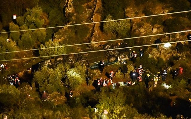 Israeli rescue forces and security forces at the scene where a bus flipped over, near Ma'ale Levonah in the West Bank, on January 27, 2017 (Moshe Mizrachi/Flash90) Israeli rescue forces and security forces at the scene where a bus flipped over, near Ma'ale Levonah in the West Bank, on January 27, 2017 (Moshe Mizrachi/Flash90)
