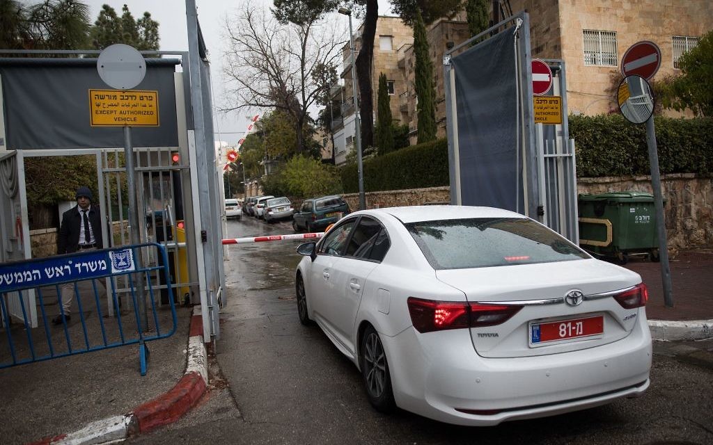 Police arrive at the Prime Minister's Office in Jerusalem on January 27, 2017, to question Benjamin Netanyahu for the third time in two corruption investigations. (Yonatan Sindel/Flash90)