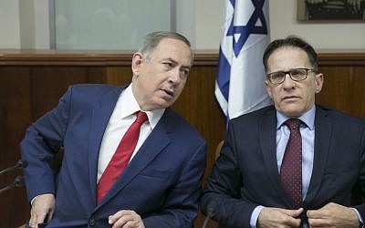 Prime Minister Benjamin Netanyahu taking to his chief of staff Yoav Horowitz at the weekly cabinet meeting in Jerusalem, January 29, 2017. (Ohad Zwigenberg/POOL)