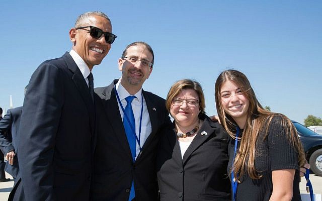 Dan Shapiro, Julie Fisher and Liat Shapiro accompany President Obama to Air Force One after the funeral of Shimon Peres, September 30, 2016. (US Embassy Tel Aviv)
