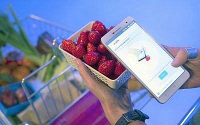 The new Changhong H2 smartphone uses the SCiO technology of Israeli startup Consumer Physics to scan freshness of straberries (Courtesy)