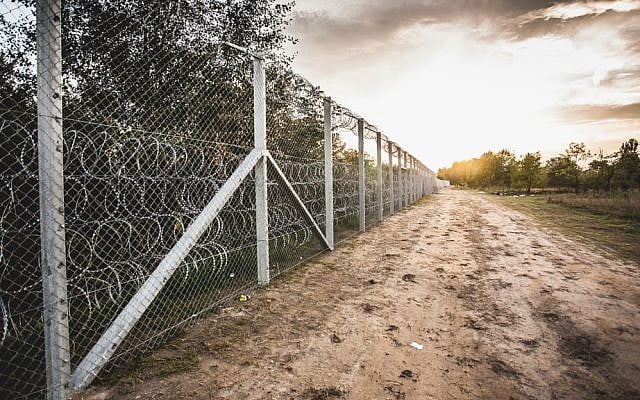 Hungary-Serbia border barrier (CC BY Bőr Benedek, Wikimedia commons) Hungary-Serbia border barrier (CC BY Bőr Benedek, Wikimedia commons)