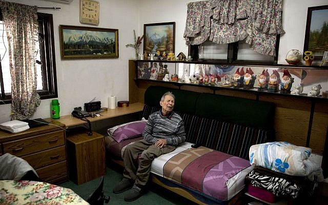 Holocaust survivor Ernest Weiner, 92, sits in his house in the central Israeli city of Bat Yam on Jan. 24, 2017. (AP Photo/Sebastian Scheiner)