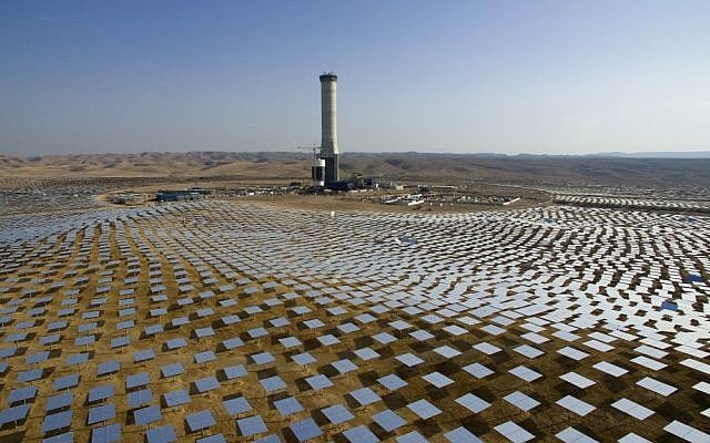 50,000 mirrors, known as heliostats,encircle the solar tower in the Negev desert, near in Ashelim, southern Israel, December 22, 2016. (AP/Oded Balilty) 50,000 mirrors, known as heliostats,encircle the solar tower in the Negev desert, near in Ashelim, southern Israel, December 22, 2016. (AP/Oded Balilty)