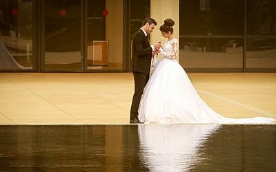 A bride and groom in the center of Tel Aviv, November 4, 2015. (Flash 90/via JTA)