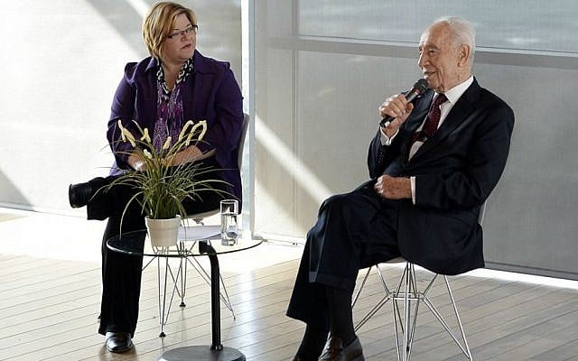 Julie Fisher interviews Shimon Peres at Diplomatic Spouses of Israel event at Peres Center for Peace, November 2014. (Matty Stern/US Embassy)