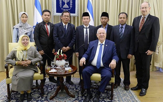 President Reuven Rivlin meets with a delegation of Muslim leaders from Indonesia at his residence in Jerusalem, January 13, 2017. (Mark Neiman/GPO)