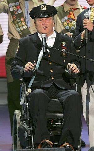 New York Police Officer Steven McDonald recites the Pledge of Allegiance before the morning session of the Republican National Convention at Madison Square Garden in New York, August 30, 2004. (AP/J. Scott Applewhite) 
