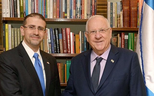 US ambassador to Israel Dan Shapiro meets with President Reuven Rivlin on January 17, 2017 (Mark Neiman/GPO)