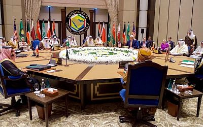 US Secretary of State John Kerry meeting with foreign ministers from members states of the Gulf Cooperation Council (GCC) in Manama, Bahrain, on April 7, 2016. (Public domain, US Department of State, Wikimedia Commons)