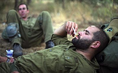 Israeli soldiers smoking during training in northern Israel, June 14, 2009. (Matanya Tausig/Flash90)