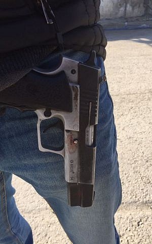 A pistol recovered by police after it was stolen from a security guard in Beersheba on January 5, 2017. (Israel Police)