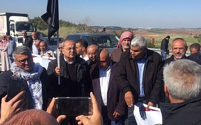 Video and images from January 23, 2017 protest show Joint (Arab) List MKs Ahmad Tibi and Talab Abu Arar, along with other protesters who stopped at the Latrun Junction waiting for the arrival of protesters coming from the south, waving a black flag of mourning, and chanting: "The people want the corpse of the martyr," referring to Abu Al-Qia’an Video and images from January 23, 2017 protest show Joint (Arab) List MKs Ahmad Tibi and Talab Abu Arar, along with other protesters who stopped at the Latrun Junction waiting for the arrival of protesters coming from the south, waving a black flag of mourning, and chanting: "The people want the corpse of the martyr," referring to Abu Al-Qia’an