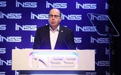 Former defense minister Moshe Ya’alon speaking at the INSS conference in Tel Aviv, January 24, 2017 (Hen Galili)