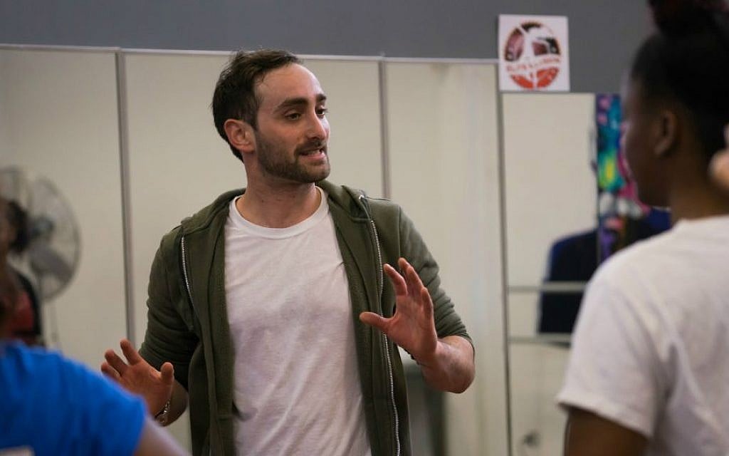 Yossi Chaikin teaches a workshop to youth at the Little Black Pearl in Chicago. (Ronit Bezalel/Times of Israel) Yossi Chaikin teaches a workshop to youth at the Little Black Pearl in Chicago. (Ronit Bezalel/Times of Israel)