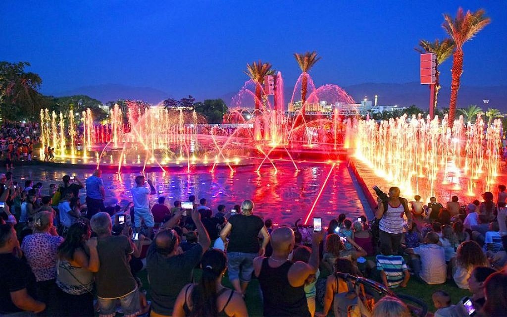 Tourists watch the newly-built fountain in Eilat. (Eilat Municipality/Yud Photography)