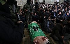 Hamas militants surround the body of a slain fighter at al-Omari Mosque in Gaza City on March 17, 2013. (Wissam Nassar/ Flash 90)