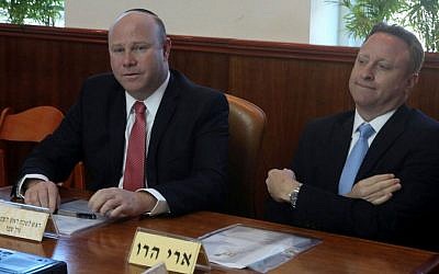 Gil Sheffer (L) during the weekly cabinet meeting at the Prime Minister Office in Jerusalem on February 9, 2014. (Marc Israel Sellem/Pool/Flash90)