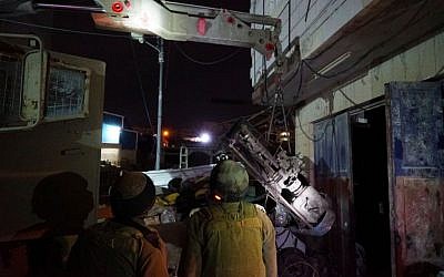 The IDF removes a lathe from an illegal weapons workshop in the West Bank town of Hebron, January 12, 2017. (IDF spokesperson)