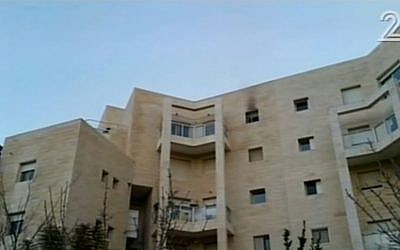 Traces of fire are visible at a window of the Hebron Road, Jerusalem apartment where a mother and four daughters were found dead on January 1, 2107 (Channel 2 screenshot)