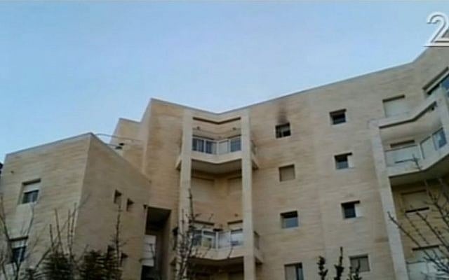 Traces of fire are visible at a window of the Hebron Road, Jerusalem apartment where a mother and four daughters were found dead on January 1, 2107 (Channel 2 screenshot)