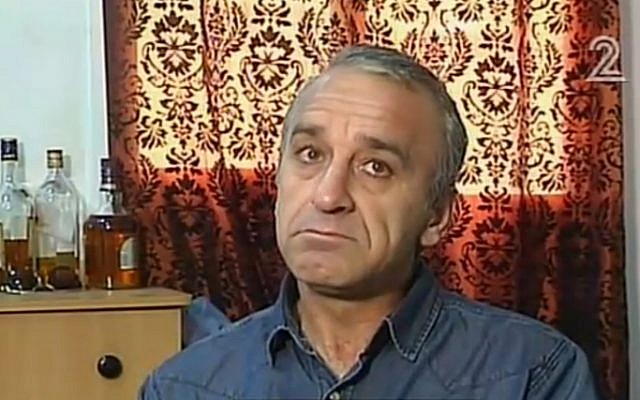Ilan Hassin, whose son Ben is held for murder in an unnamed Arab country, talks to the media from his Tel Aviv home on January 24, 2017 (screen capture: Channel 2) 