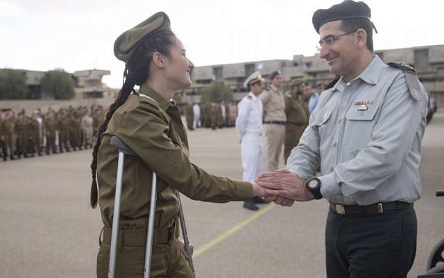 Officer cadets who were wounded in the Jerusalem truck attack graduate from the officer's training course on January 31, 2017 (IDF spokesman)