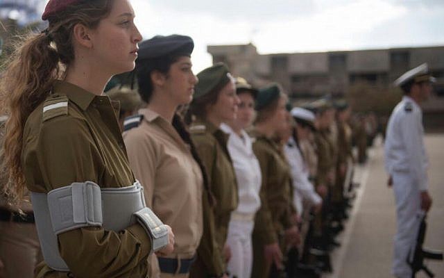 Officer cadets who were wounded in the Jerusalem truck attack graduate from the officer's training course on January 31, 2017 (IDF spokesman)